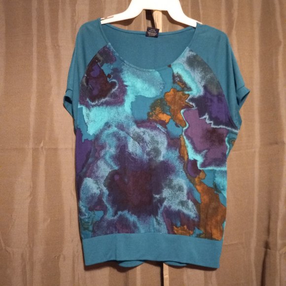 Artsty Back Button T Shirt - Picture 2 of 4